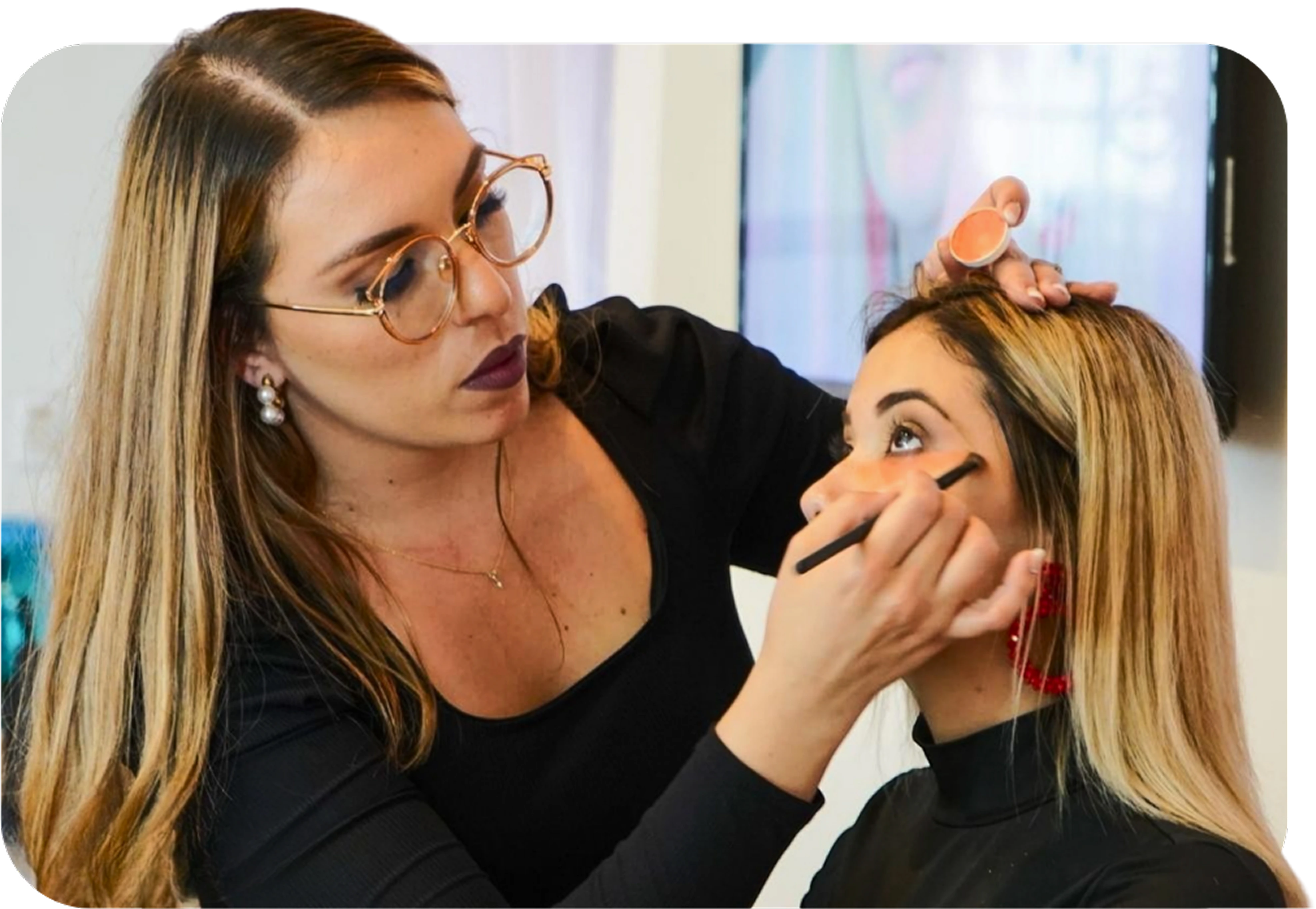 Andrea maquillando a una clienta